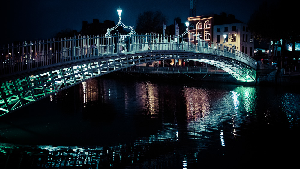 The Ha'penny Bridge in Dublin by night